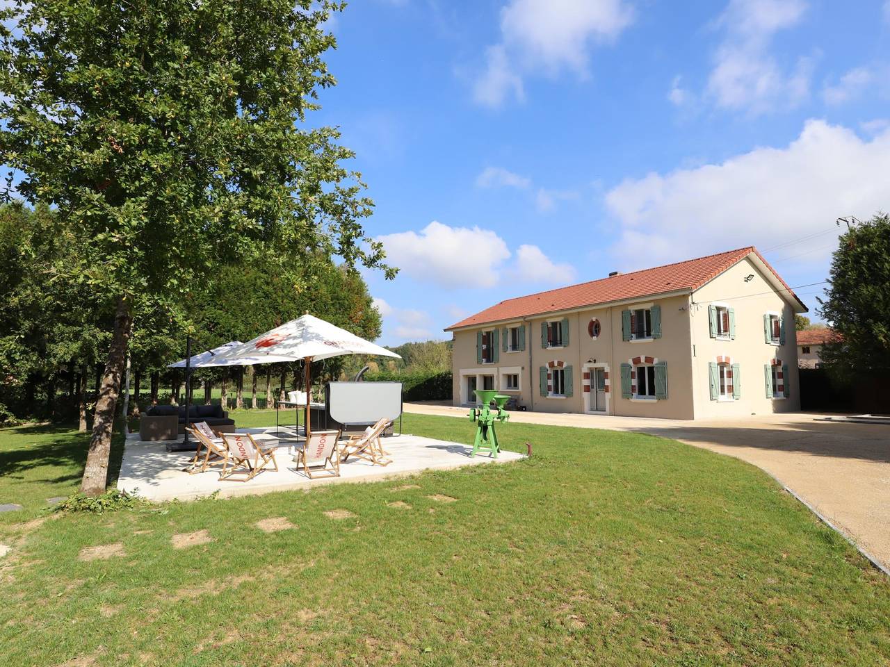 Schönes Haus mit Whirlpool und Billardtisch in Lachalade, Verdun