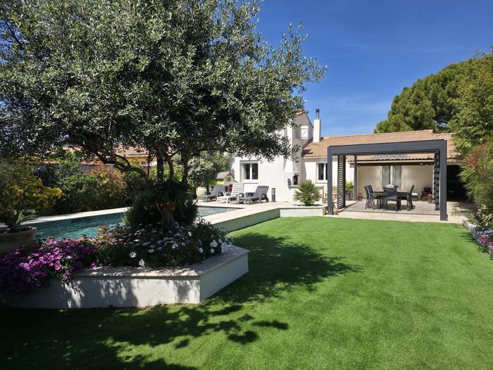 Villa pour 8 personnes, avec piscine ainsi que vue et jardin