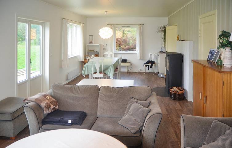 Ferienhaus für 8 Personen mit Garten in Hyllestad