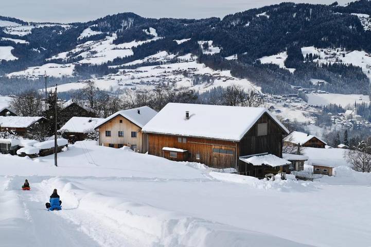 Ferienwohnung für 5 Personen, mit Balkon und Terrasse sowie Garten und Ausblick in Egg