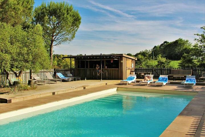 Location de vacances pour 2 personnes, avec Terrasse et Jardin ainsi que Piscine et Vue à Orthevielle