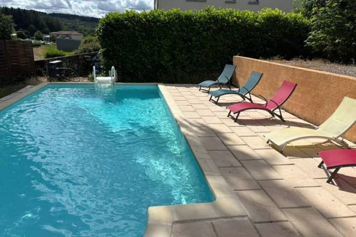 Maison de vacances pour 6 personnes, avec Terrasse ainsi que Jardin et Piscine dans Le Rouget-Pers