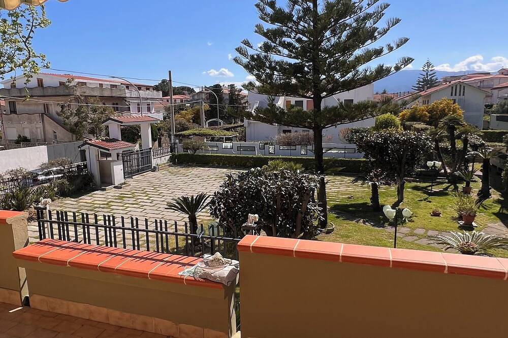 Appartamento intero, Terrazzo e cortile privato in Montepaone Lido, Montepaone