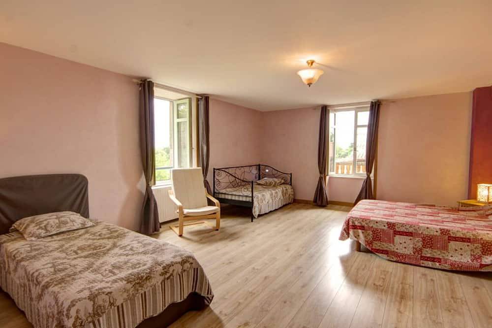 Grand Gîte de Caractère pour 15 Pers. avec Jardin à Luré in Luré, Région de Roanne