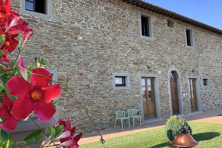 Villa offering a magnificent view of Lake Trasimeno and featuring a large panoramic pool in Lisciano Niccone, Valtiberina