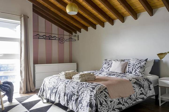 Beach House Deluxe-2 Min. Walking From the Beach, Perfect for Large Groups! in São Miguel Island, Rosto do Cão (Livramento)
