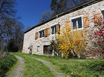 Gîte pour 8 personnes, avec terrasse et jardin, animaux acceptés à Montredon-Labessonnié
