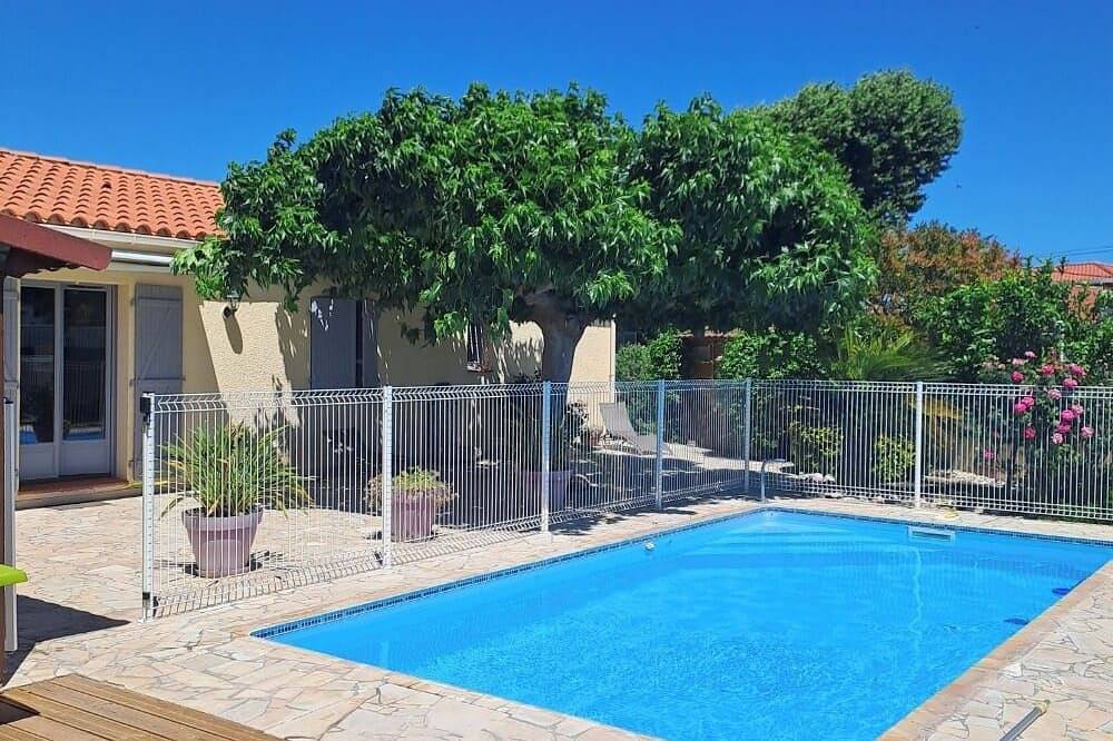 Less than 10 minutes from the ocean! 5-Bedroom Family Villa with Air Conditioning, Wi-Fi, and a Pool in Claira, Côte d'Améthyste