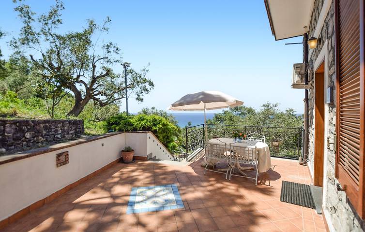 Appartamento intero, Rifugio in riva al mare con WiFi, AC, parcheggio e terrazza - 2,5 km dalla spiaggia in Ascea, Cilento Coast