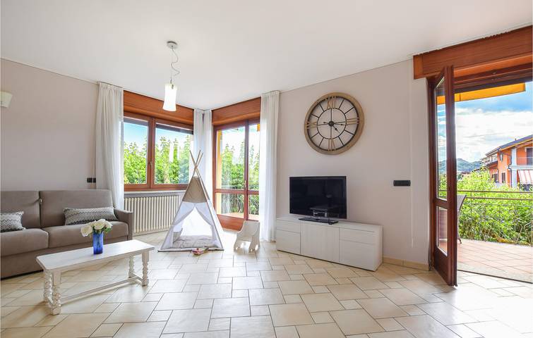 Geräumiges Apartment mit Terrasse, Garten und Seeblick in Gozzano, Novara Provinz