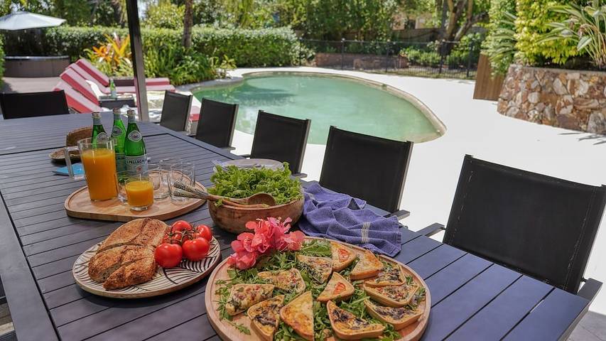 Holiday home for 10 people, with garden and terrace as well as hot tub, with pets in Peregian Beach