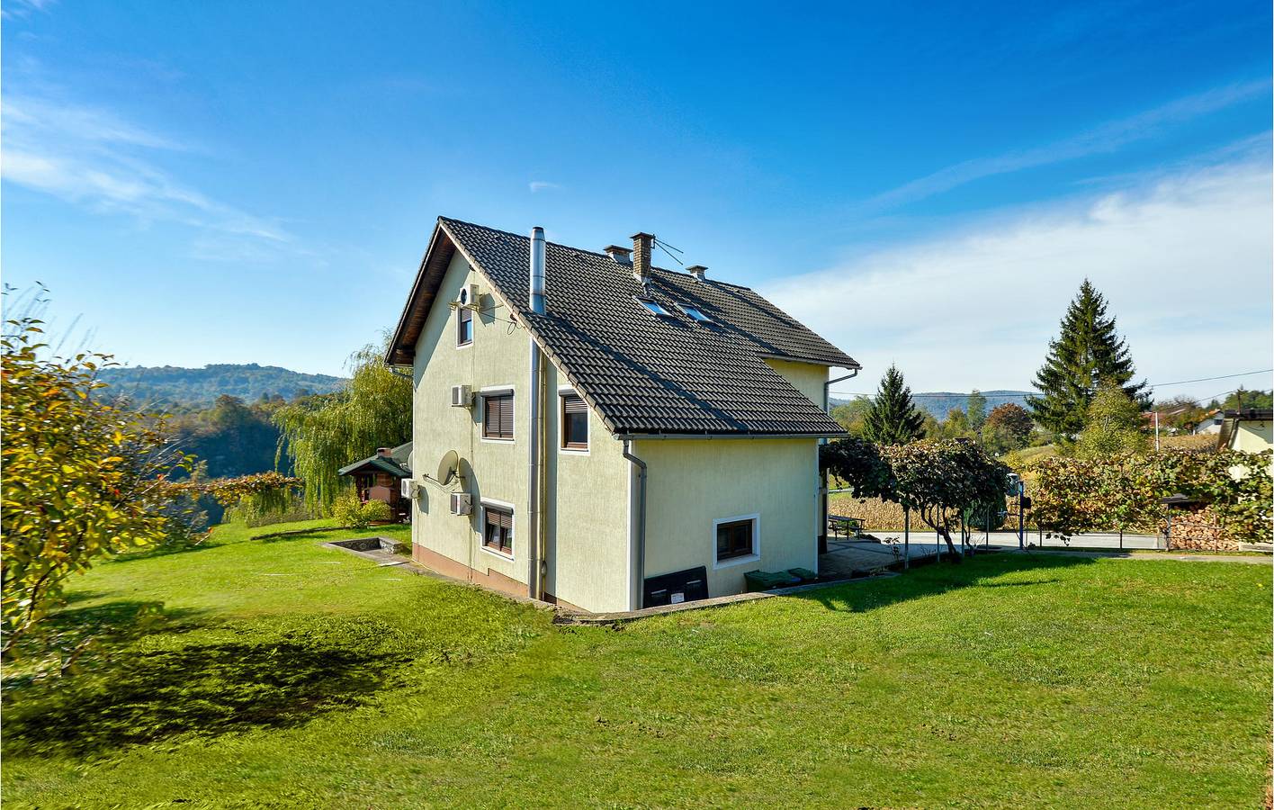 Charmante 240 m² große Ferienwohnung mit Pool, WLAN und Parkplatz in der Nähe des Zentrums von Slunj in Slunj, Karlovac und Umgebung