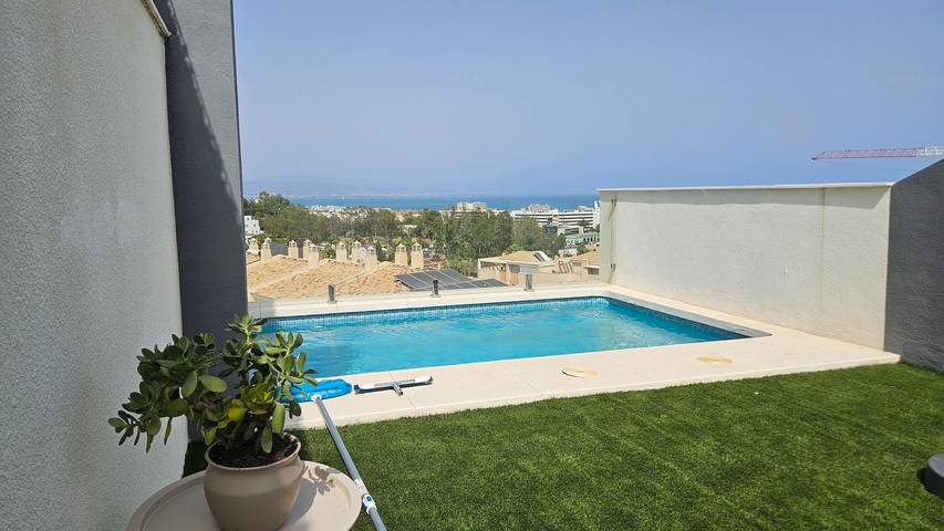 Villa with Private Pool and Sea Views, Near Airport and Beach for 6 Guests in El Pinar Torremolinos, Torremolinos