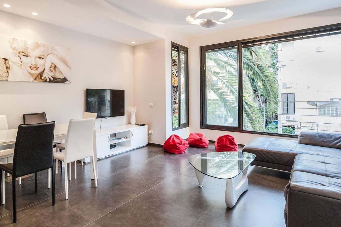 Entire apartment, Luxury 3Br Apt Centrally Located & 5-min to Beach in Tel Aviv, Tel Aviv District