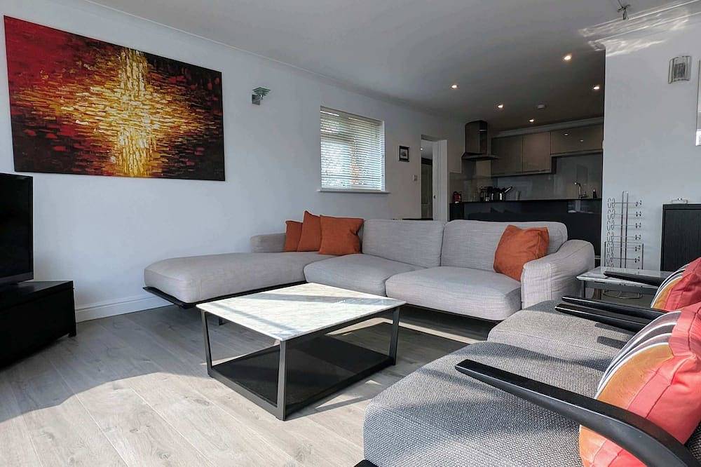 Thames Riverside Retreat: A Serene 3-Bed Bungalow in Spelthorne, Surrey