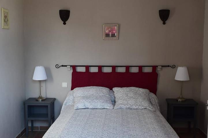 Gîte pour 4 personnes, avec terrasse ainsi que jardin et piscine à Caumont-sur-Durance - 2