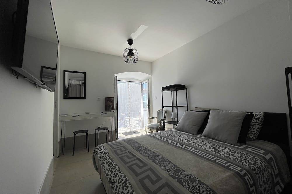 Appartamento intero, Cap Corse, Sisco. Apartment in stone village house with sea view  in Sisco, Capo Corso