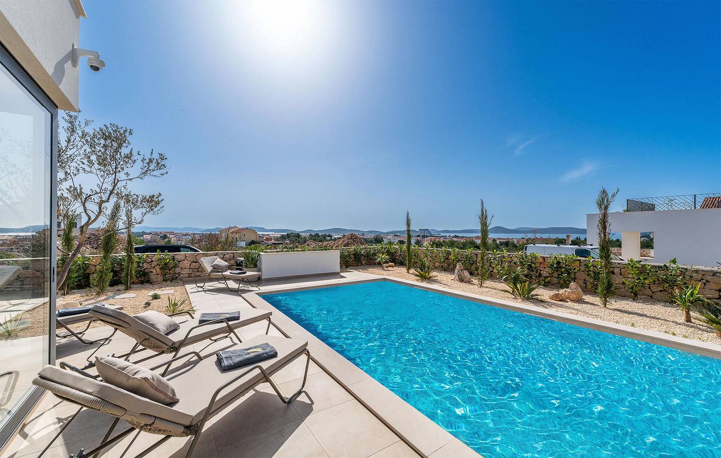 Gemütliche 1-Zimmer-Wohnung mit Meerblick, Pool und 1 km Entfernung zum Strand in Vodice, Šibenik-Knin