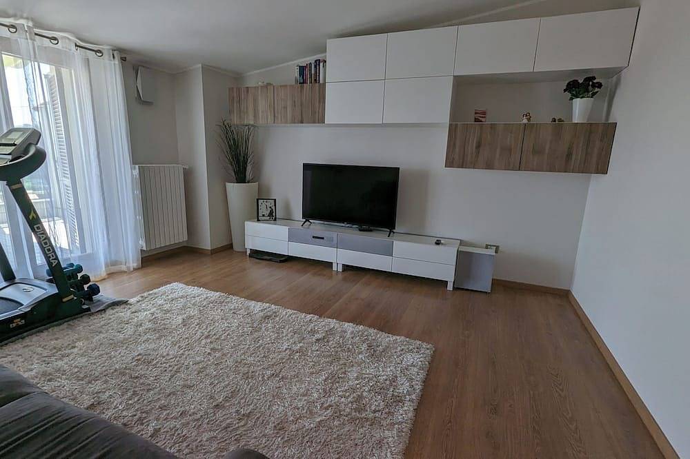 Apartamento entero, Bright 8th-floor penthouse with sea view 7 minutes' walk from the beach. in Pretaro, Pescara