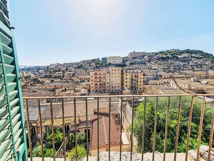 Tra Cielo e Pietra in Modica (town), Modica