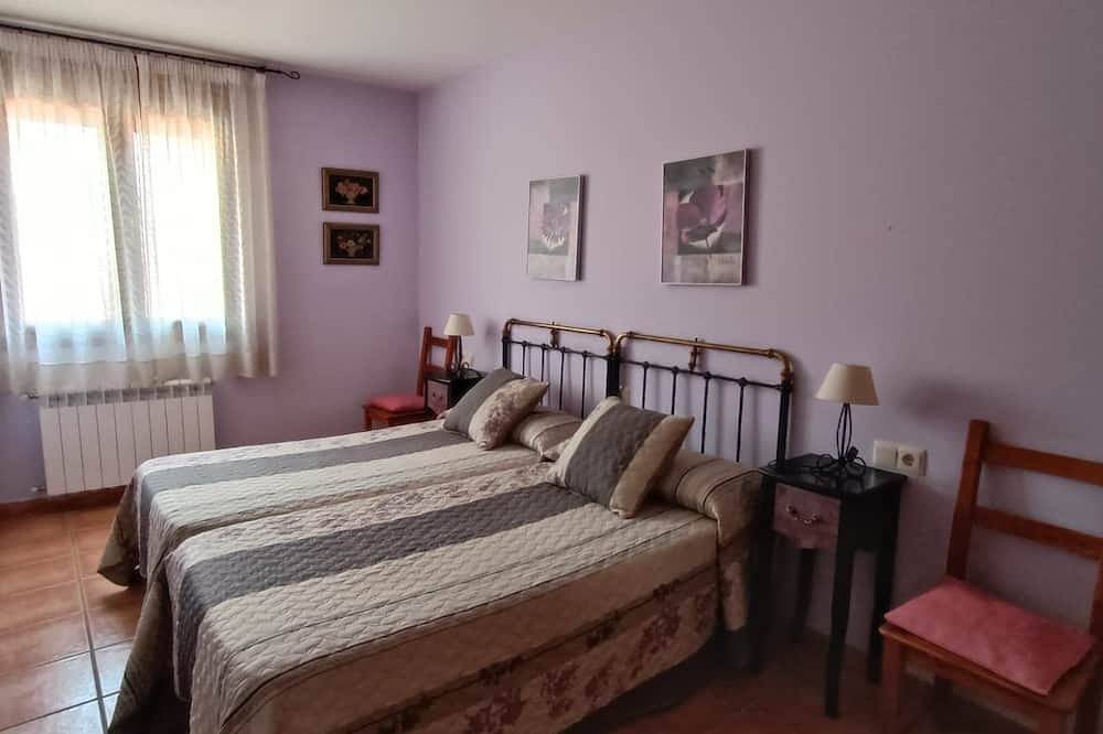 Entire apartment, Country house, close to mountains and rivers, pets welcome in Beceite, Massis dels Ports