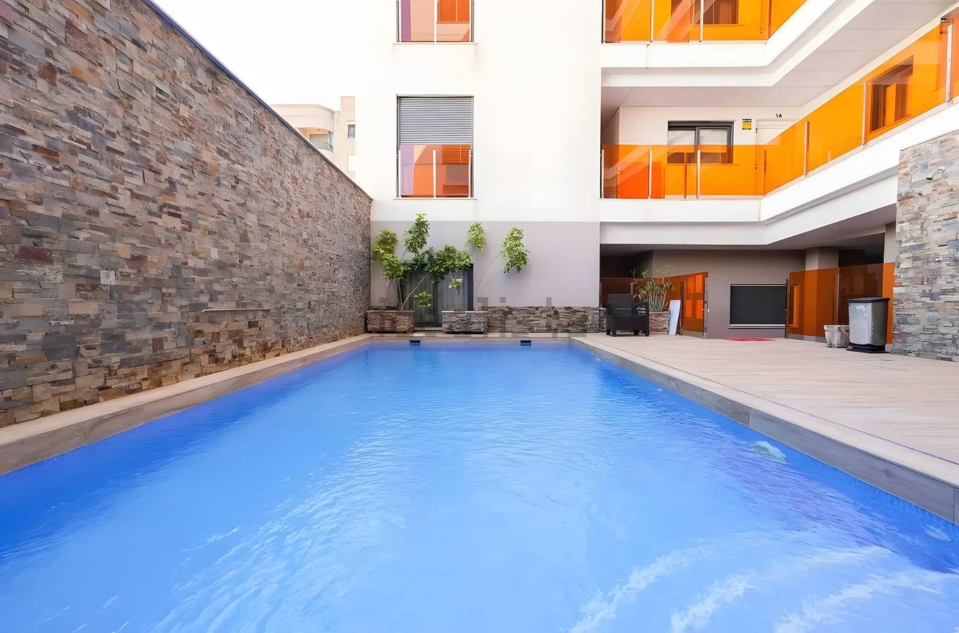 Ganze Wohnung, Ferienwohnung 'Mit Pool 50m Strand' mit Gemeinschaftspool, Wi-Fi und Klimaanlage in Torrevieja Centre, Torrevieja