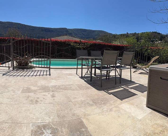 Location de vacances pour 6 personnes, avec Terrasse et Jardin ainsi que Piscine et Vue à Molières-Cavaillac