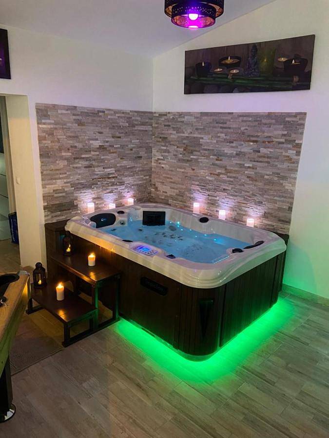 Appartement entier, Le Cosily jacuzzi et sauna privatif in Cuvilly, Oise