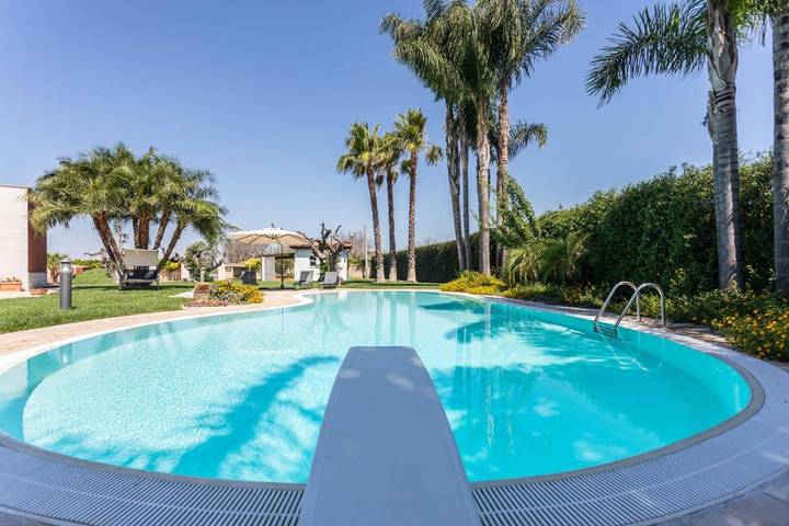 Ferienhaus für 4 Personen, mit Terrasse und Ausblick sowie Pool und Garten, mit Haustier