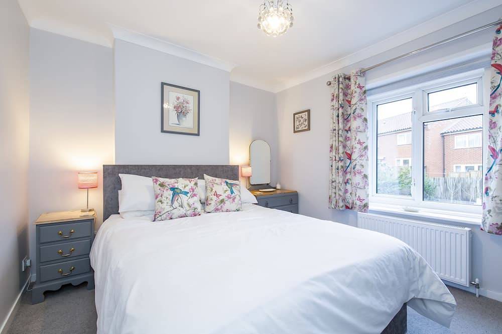 Cromer Flint Cottage, short walk to seafront and shops, free wi-fi, dog friendly in Cromer, Norfolk Coast