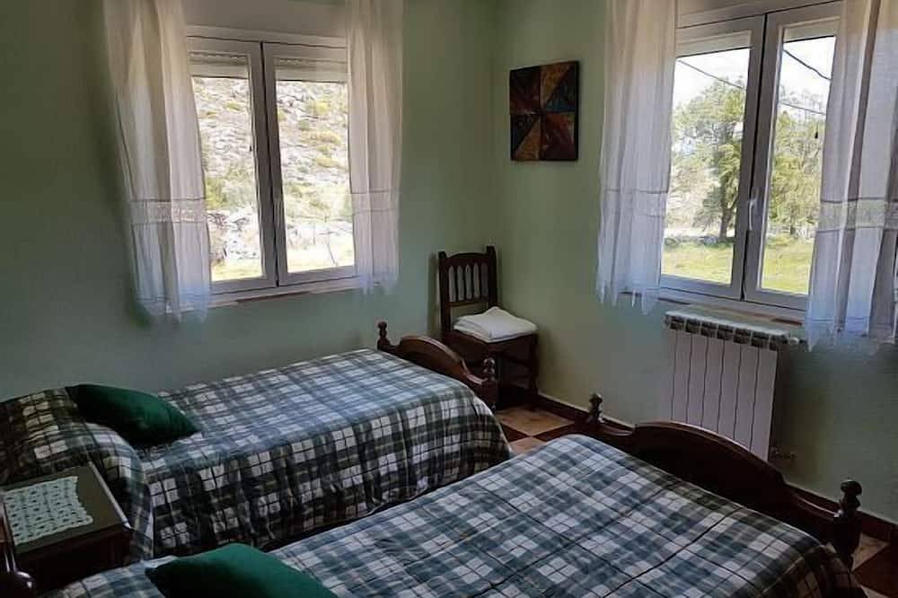 Casa rural en la Sierra de Gredos de 5-9 personas con impresionantes vistas &Bbq in Navalonguilla, Provincia de Ávila