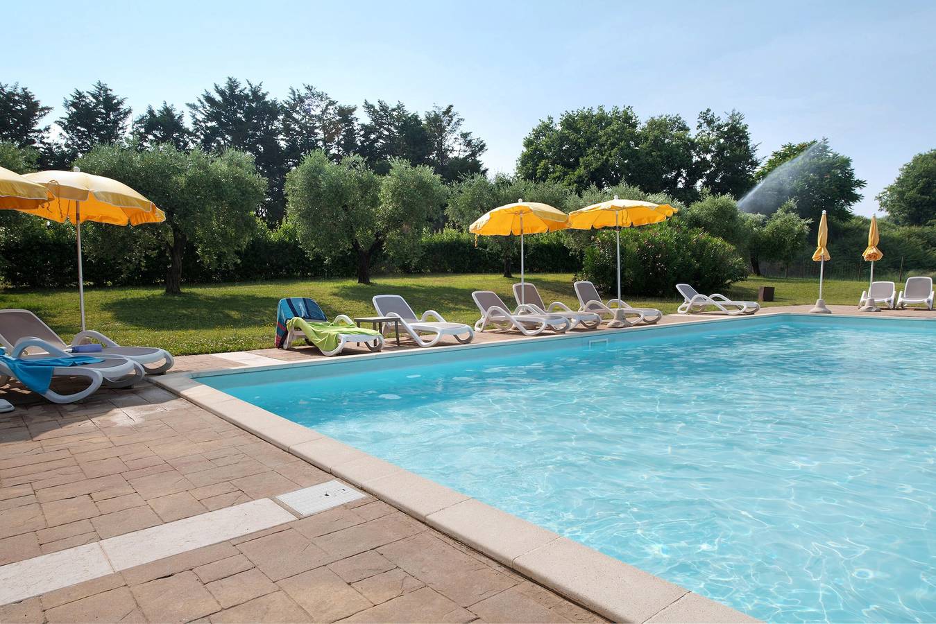Appartamento intero, Appartamento 'Mono Garden Colombare Teboi' con vista sulle montagne, Wi-Fi e aria condizionata in Lazise, Prealpi Gardesane