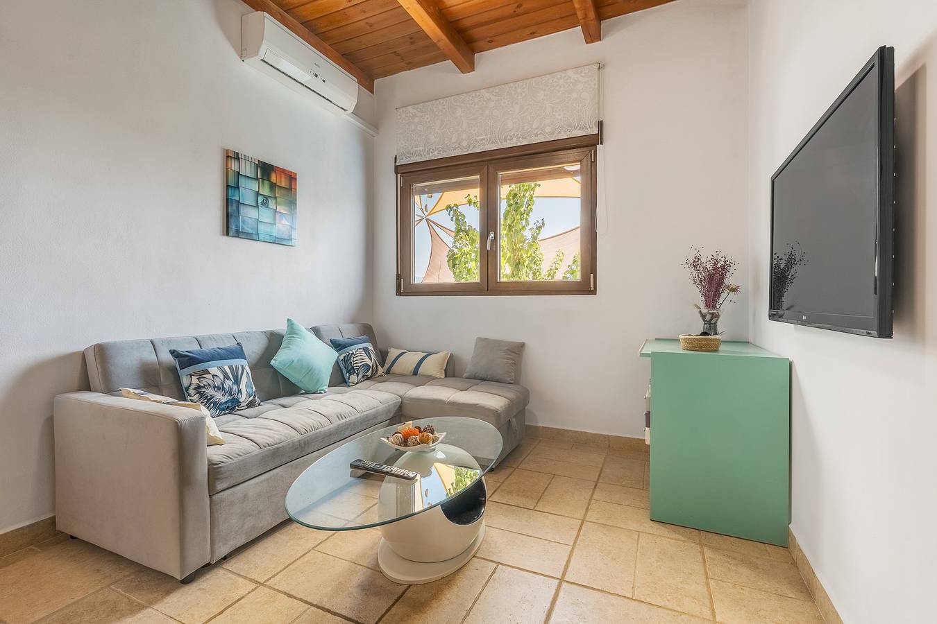 Apartamento entero, Apartamento 'Con Vistas A La Piscina' con vistas a la montaña, Wi-Fi y aire acondicionado. in Ambroz, Vegas del Genil