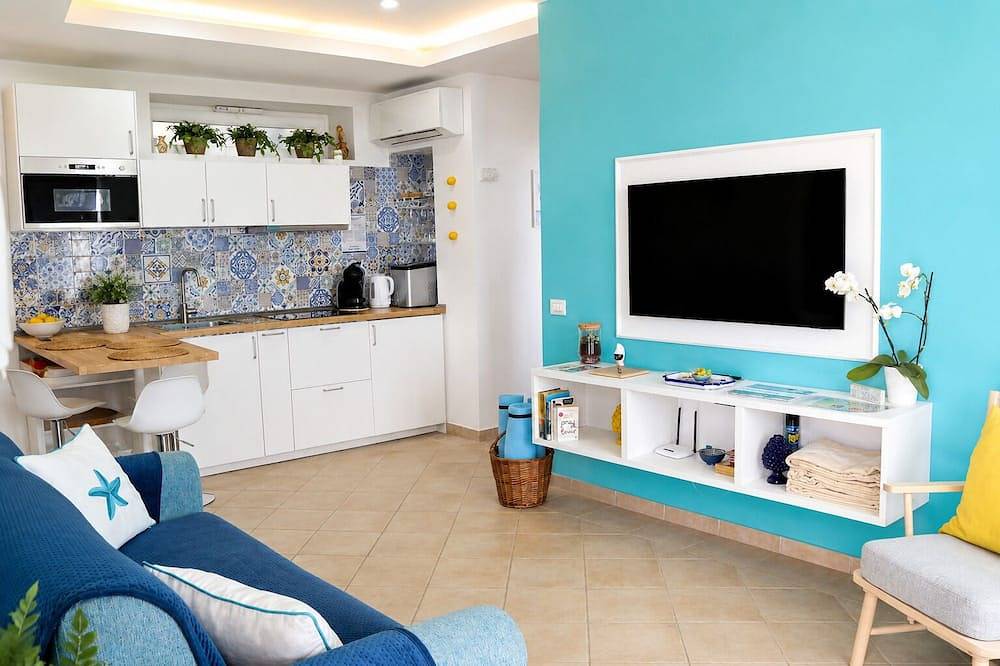 Appartamento con Terrazzo, Piscina Idromassaggio e Vista Golfo di Napoli in Sorrento, Naples Province