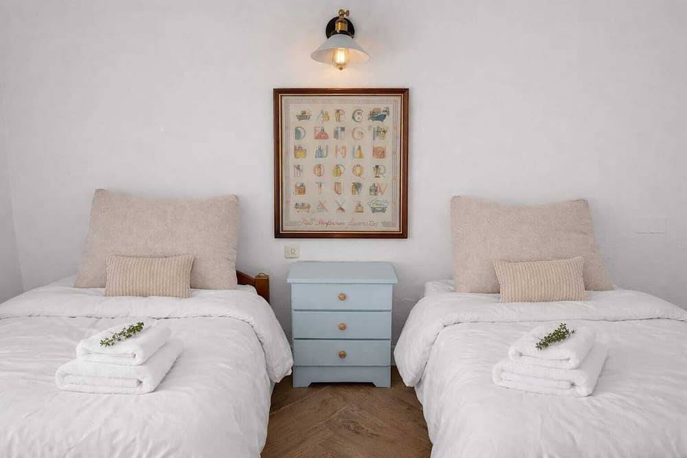 Country House with a game room and barbecue near Alarcón for 6 people in La Manchuela