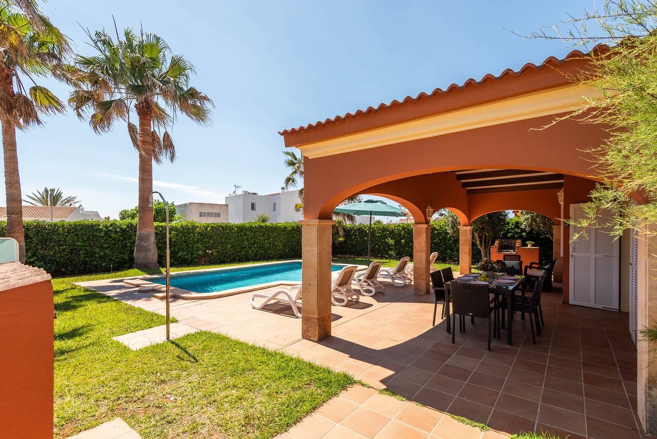 Villas Begonias (Azalea) in Cap d'Artrutx, Ciutadella
