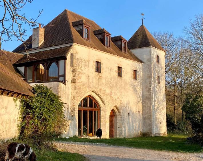 Gîte pour 5 personnes, avec terrasse et vue sur le lac ainsi que piscine et jardin