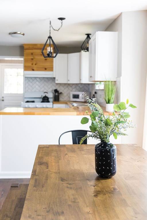 The Coliseum Cottage. 1 King/ 2 Queen Beds. Close to coliseum and colleges. in Greensboro, Guilford County