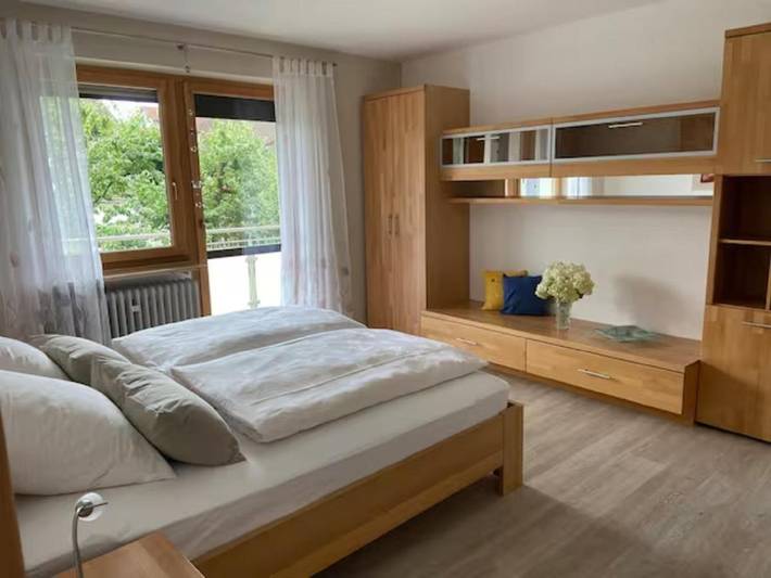 Ferienwohnung für 4 Personen, mit Balkon und Whirlpool sowie Garten
