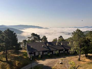 Parc de vacances pour 6 personnes, avec piscine ainsi que terrasse et vue, animaux acceptés à Saint-Germain-de-Calberte