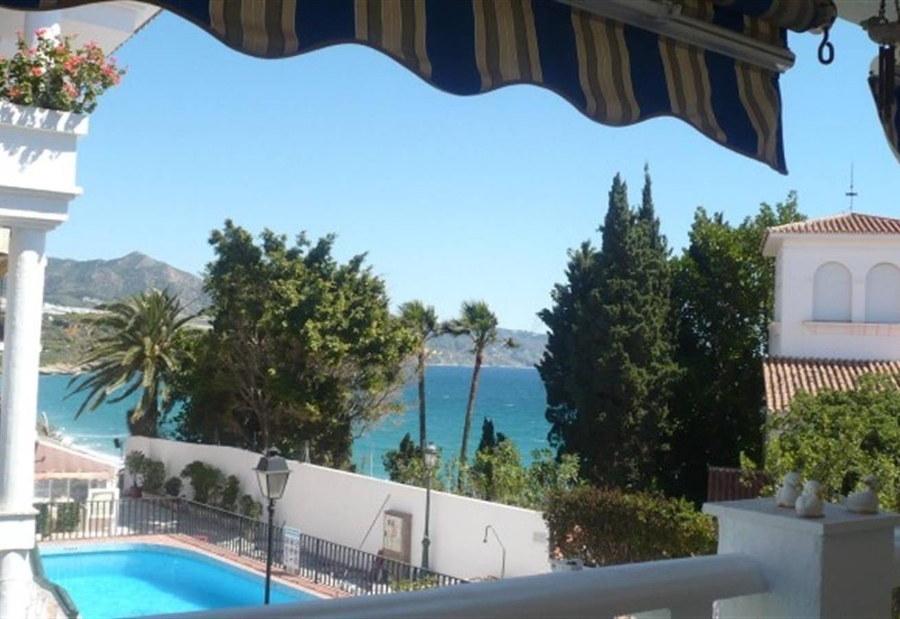 Entire apartment, 'Carabeillo' Apartment Near Beach with Sea View, Shared Pool & Garden in Playa Carabeo, Nerja