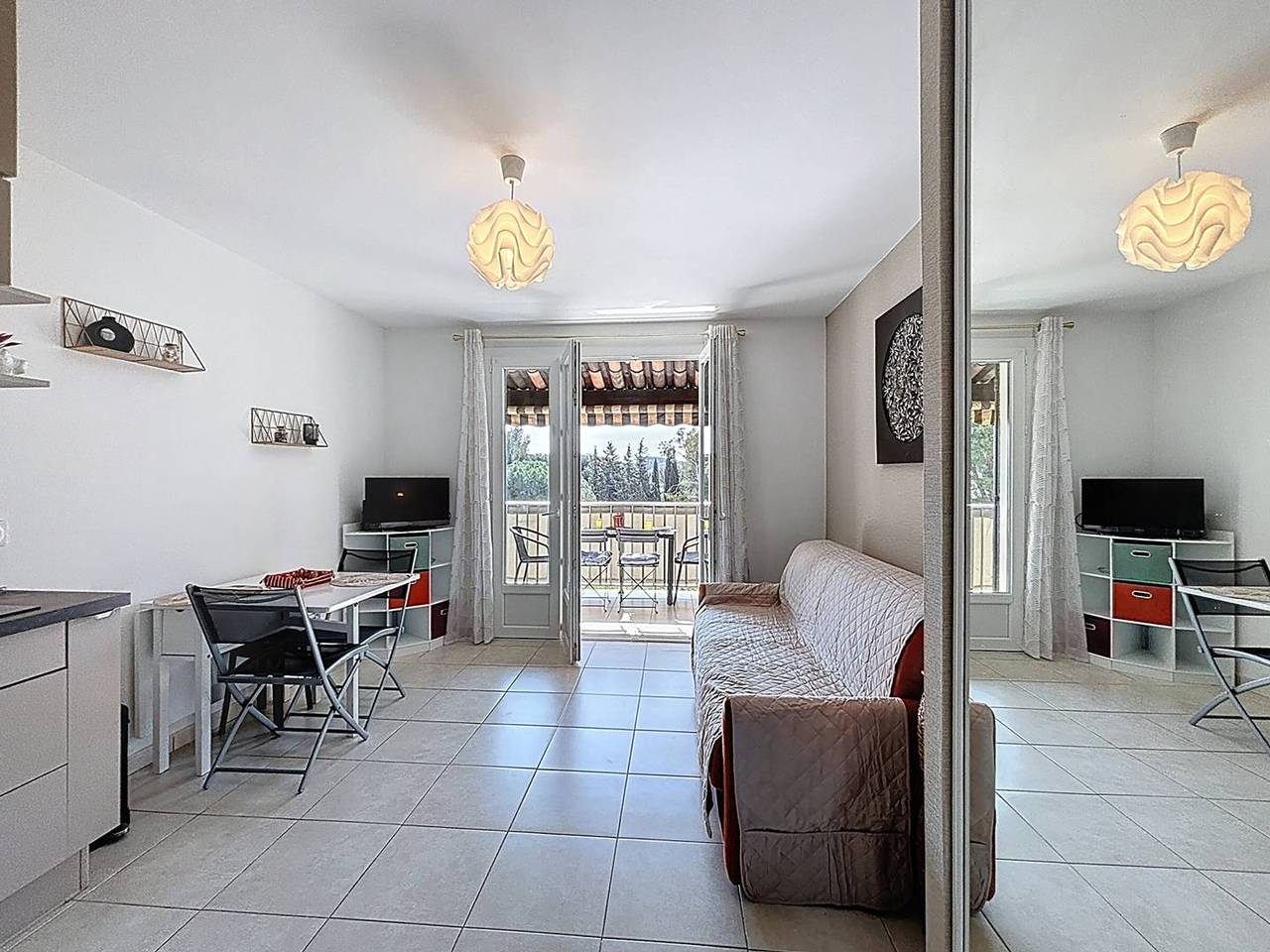 Gehele studio, Lovely studio with terrace and parking near the beach in Les Lecques, Saint-Cyr-sur-Mer