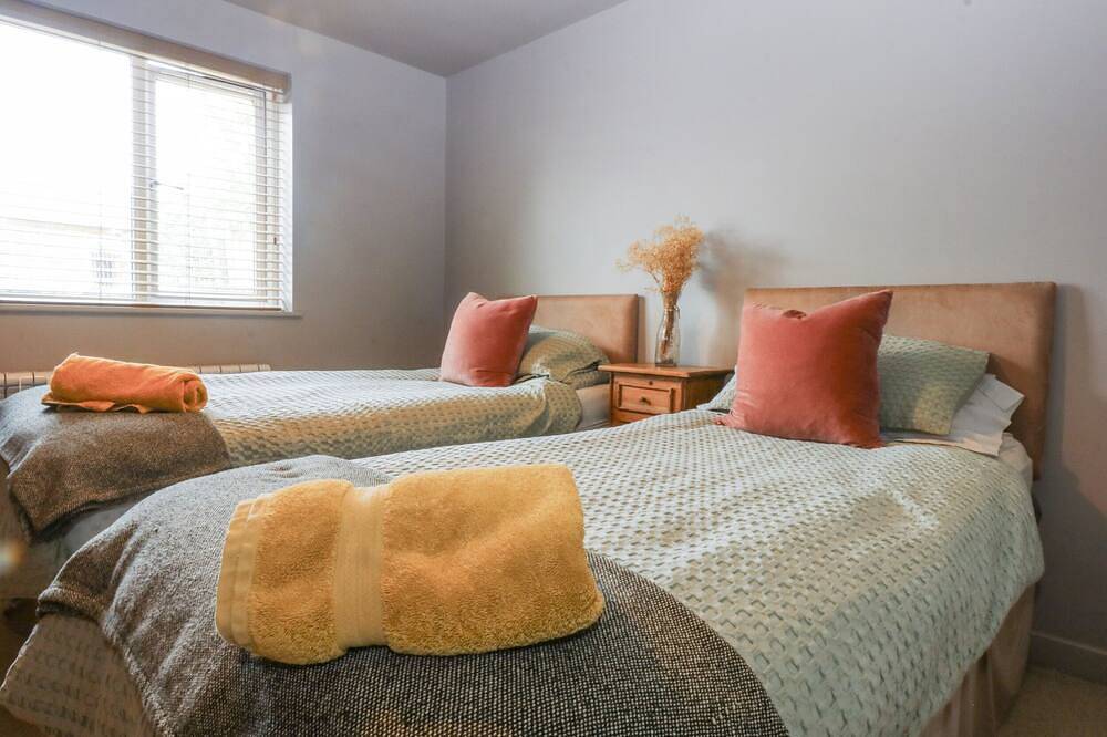 Cegin Foch, pet friendly, with hot tub in Chwilog in Afon Wen, Gwynedd