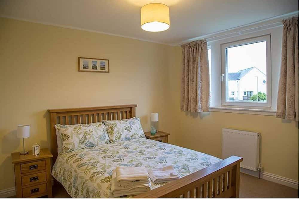 Stunning sea view, 1 minute to beach & conservation village Sleeps 6, 3 bedrooms in Port Charlotte (Islay), Argyll & Bute