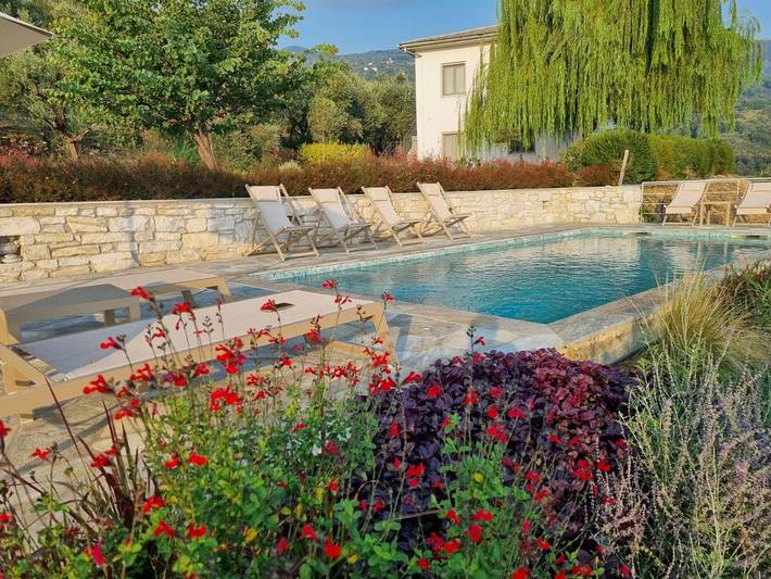 Appart’hôtel pour 4 personnes, avec piscine ainsi que jardin et vue, animaux acceptés