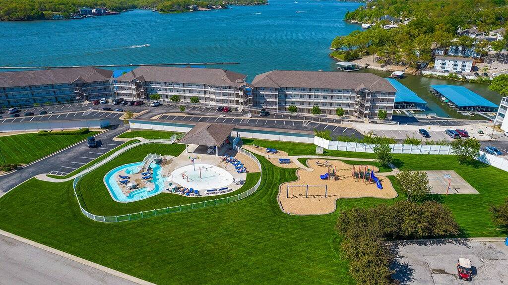 Ganze Wohnung, Atemberaubender Panoramablick - Lands End Condo auf der obersten Etage - 2 Minuten von der Outlet Mall entfernt in Osage Beach, Lake of the Ozarks