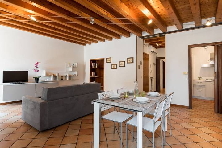 Appartamento intero, Elegante appartamento con 4 posti letto e balcone. in Centro Storico di Verona, Verona