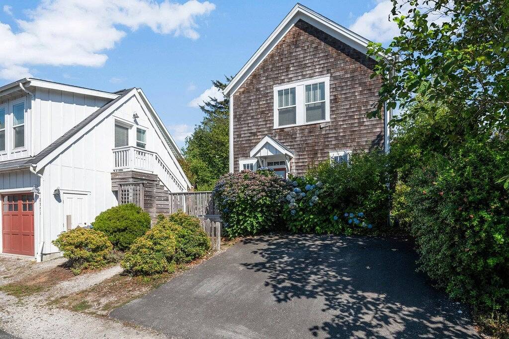 Incredible Olivia Beach Escape, Sunken Hot Tub, Deck, Bbq, Next to Park, Short Walk to Beach in Nelscott, Lincoln City