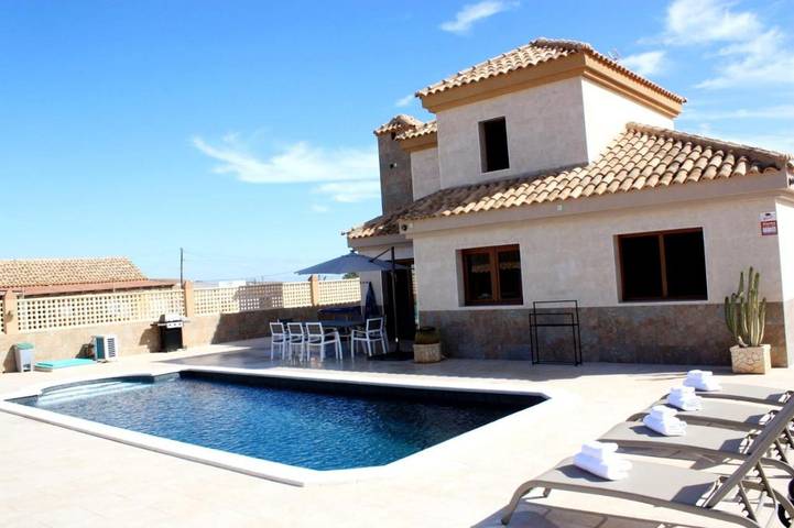 Location de vacances pour 6 personnes, avec Balcon et Jacuzzi ainsi que Terrasse et Piscine dans Tetir