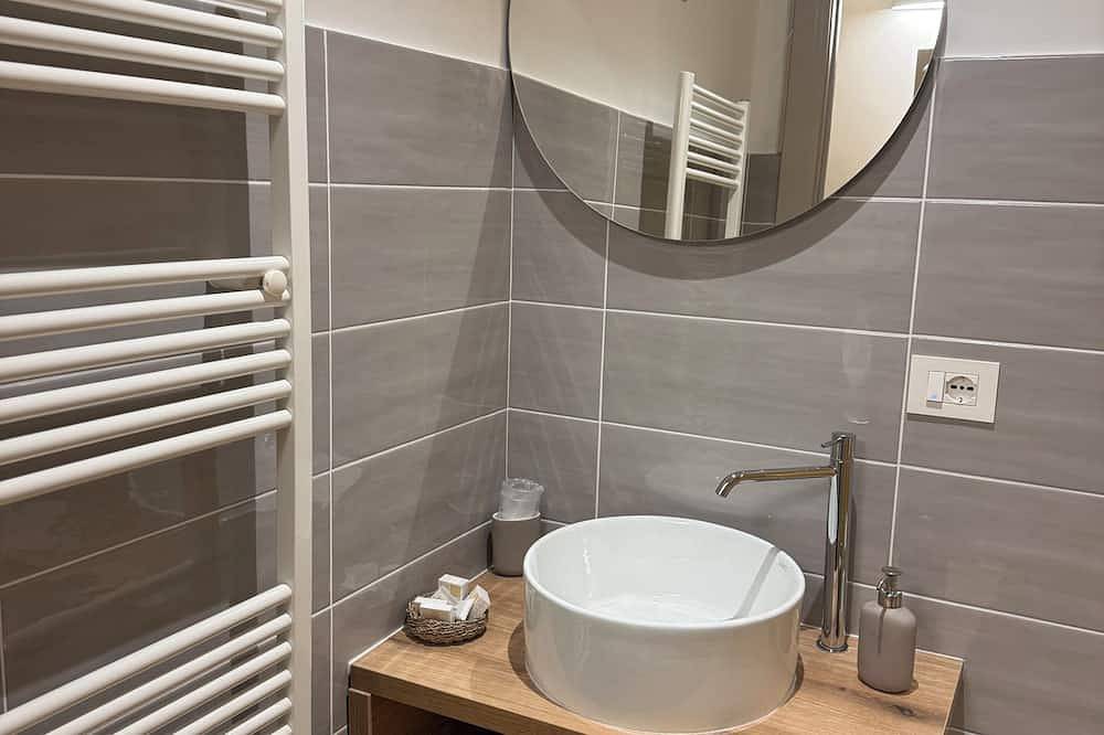 Residenceviagrande110 Rents Large Double Room With Private Bathroom And Balcony in Livorno, Etruskische Küste